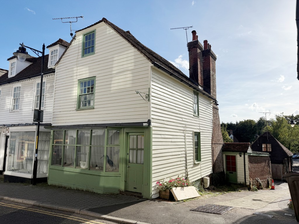 Lot: 86 - PAIR OF SHOPS AND TWO FLATS FOR REFURBISHMENT - Pair of shops and two flats